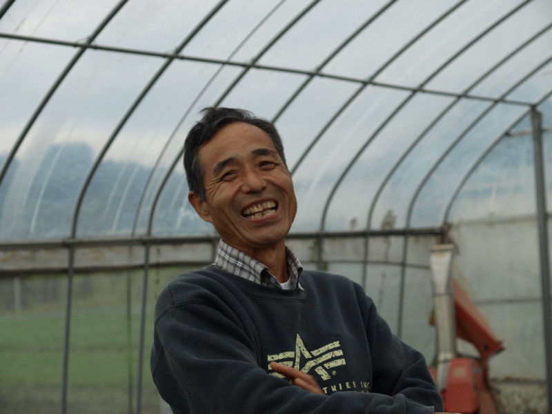 20091111satou_01.jpg 園主。佐藤俊徳さん。農産物の物流をお仕事とされながら、45歳のときに帰郷、後を継がれて有機認証を取られました。先代から通して35年、ご自宅の周りに約2町の畑が広がる、という理想的な立地。