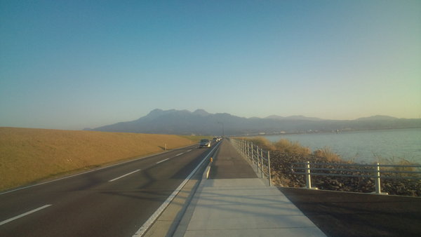 203392947.jpg 全長7km。ひたすらまっすぐに諫早湾を横断します。<br />
なんというか、言葉もでませんねえ。いくら使ったんだろ。