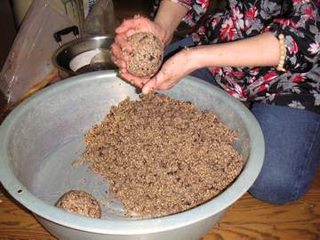 麹とあわせて丸めます。黒大豆を使って仕込んでいるので、味噌玉もちょっと黒いですね。その分、味に深みがでます。 麹とあわせて丸めます。黒大豆を使って仕込んでいるので、味噌玉もちょっと黒いですね。その分、味に深みがでます。