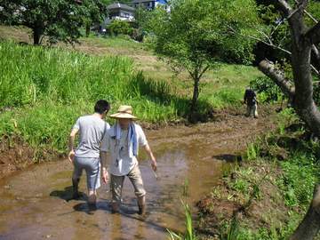 tanenomori_taue.JPG オーガニックなたね屋さんにお邪魔して、田植え(ちゅーか、田作り?いわゆる「シロカキ」です)をお手伝い・・なのかお邪魔なのかよくわかんないんですけど(笑)<br />
<br />