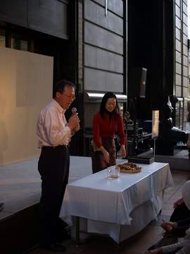 20081012takako_nakamura.JPG 大丸のパサージュ広場では、<br />
サブイベントとしてタカコ・ナカムラさんのホールフード講演も。